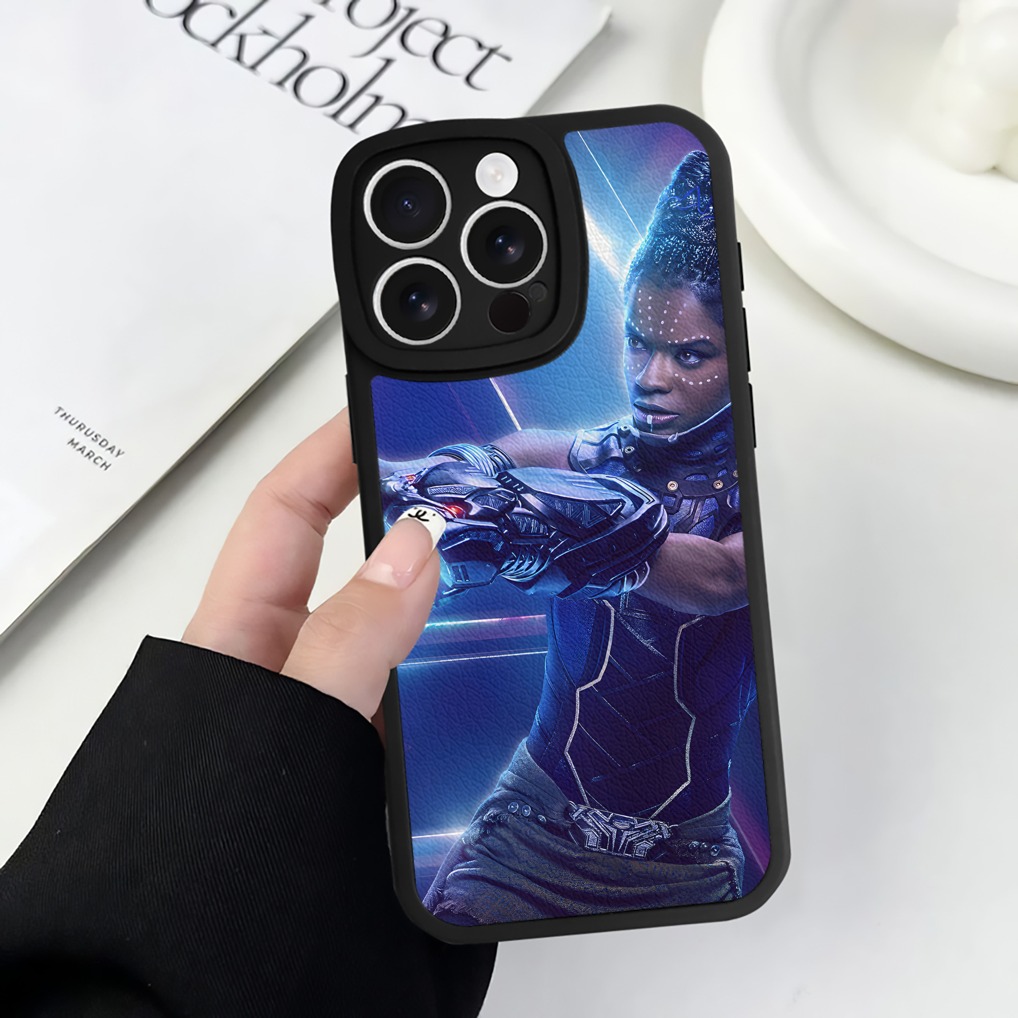 （画像用） アベンジャーズ The Avengers 【iPhone 16シリーズ対応】シリコンスマホケース（レザー調） 材質：シリコン